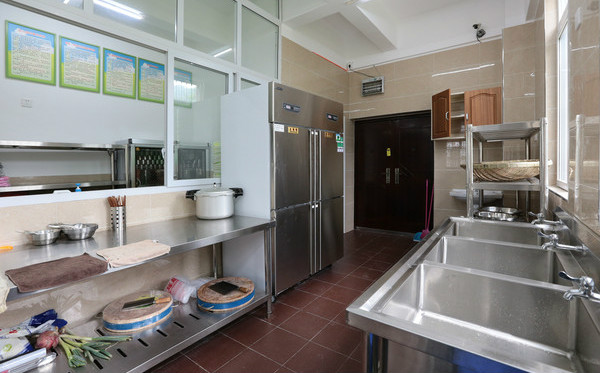 避免廚師患上職業(yè)性支氣管炎，廚房風(fēng)機(jī)維護(hù)必不可少！